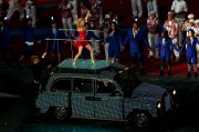 Бантон, Бекхэм, Браун, Холливелл, Чисхолм, Spice Girls (Спайс Герлс) на закрытии олимпийский игр 12.08.12 (190xHQ) D609cd209819681